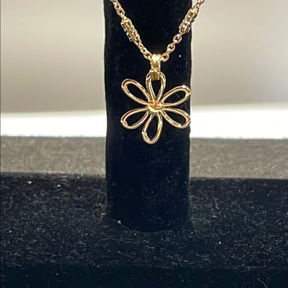 Elegant Gold flower pendant with a thin necklace chain - Picture 2 of 8